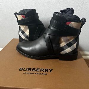 Burberry Black and Beige Leather Boots